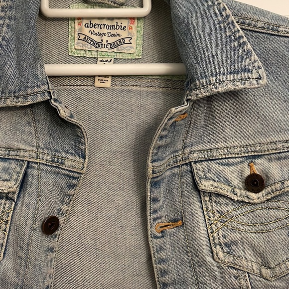 abercrombie kids light wash denim jacket - Picture 7 of 7